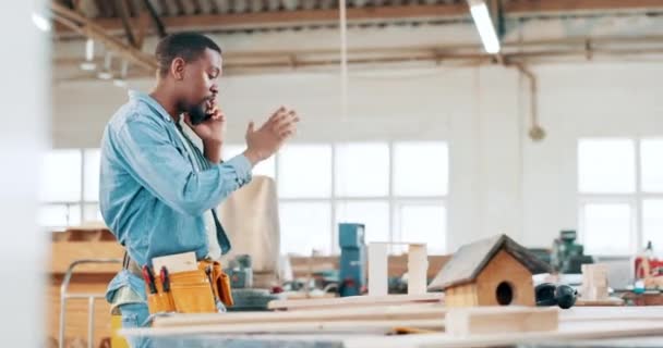 黑人男子 木匠和电话在压力 焦虑或争论 问题或议题在车间 在压力下 沮丧的非洲男性 建筑商或工匠在手机上交谈 — 图库视频影像
