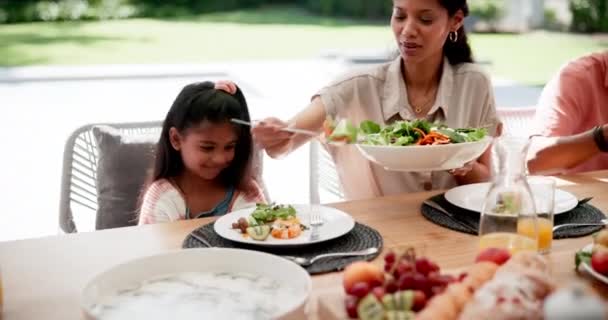 Φαγητό Αηδία Και Παιδί Την Οικογένεια Στο Μεσημεριανό Γεύμα Για — Αρχείο Βίντεο