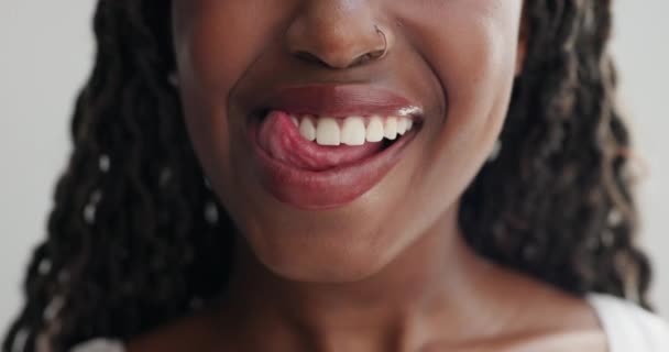 Žena Ústa Lízání Zubů Pro Chrup Zdraví Wellness Čištěním Plaku — Stock video