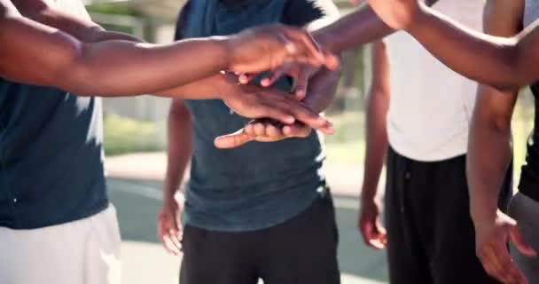 지원을위한 코트에 동기를 사람들 스포츠 경기에서 피트니스 운동을위한 허들에서 팀워크 — 비디오