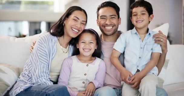 Glückliche Familie Gesicht Oder Mutter Mit Vater Oder Kindern Auf — Stockvideo
