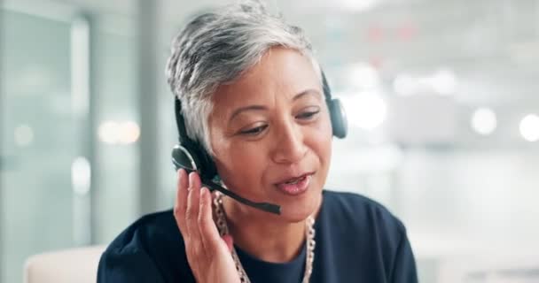 Bisnis Dukungan Teknologi Dan Call Center Dengan Wanita Senior Komunikasi — Stok Video