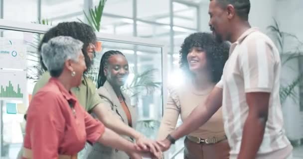 ハッピー ビジネスマン そしてオフィスのチームワークやモチベーションを祝うために手で拍手 職場での成功を祝福し 拍手する興奮する従業員のグループ — ストック動画