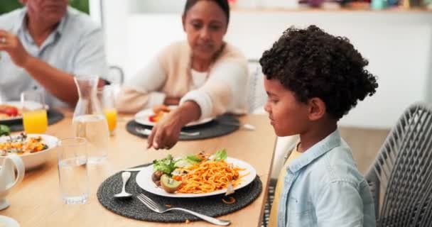 Jedzenie Nie Wstręt Rodziny Podczas Lunchu Warzywa Odżywianie Święto Dziękczynienia — Wideo stockowe