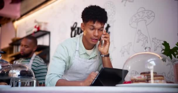 Telefonanruf Tablet Und Mann Barista Coffee Shop Für Online Bestellung — Stockvideo