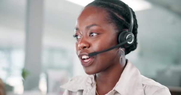 呼叫中心 女人和快乐的咨询和电话营销与客户服务和耳机 黑人和服务台操作员 在工作中提供讨论 话筒和Crm支持 — 图库视频影像