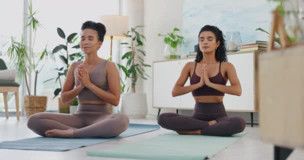 瞑想は ヨガで調和と禅で健康 癒しのためのクラスで スタジオで平和 チャクラ メンタルヘルスのための祈りの手で床に若者やヨギ — ストック動画