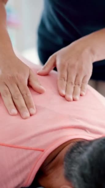 成熟的女人 放松和治疗师的背部按摩健康 退休和平静的床上 在健康诊所治疗肌肉 休息或愈合双手的人 舒适者或按摩师 — 图库视频影像