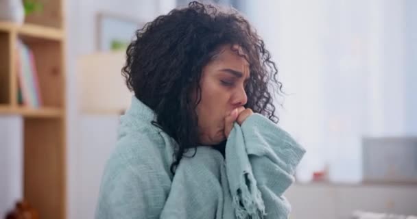 Otthon Mellkasi Fájdalom Köhögés Nővel Takaró Légzési Problémák Tüdőben Nappaliban — Stock videók