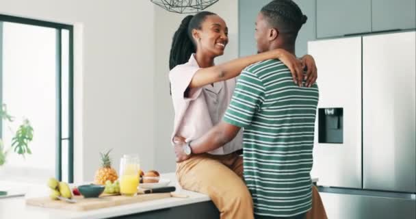 Couple Noir Cuisine Câlin Dans Une Maison Avec Amour Sourire — Video