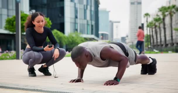 Treinador Pessoal Fitness Empurrar Para Cima Com Pessoas Cidade Para — Vídeo de Stock