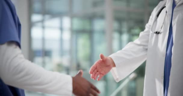 看護師 病院の医療スタッフのハンドシェイクのお祝い チームでの取引 プロモーション コラボレーション 握手のための多様性 男性と女性 — ストック動画