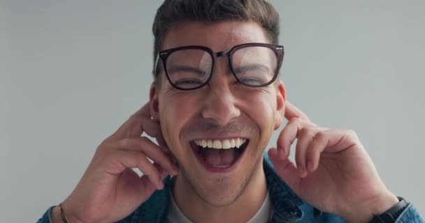 Man Ansikte Och Glasögon Studio Med Roligt Skämt Skrattar Och — Stockvideo
