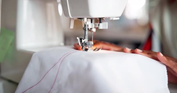 裁缝机 缝纫机和手工织物 用于服装或时尚的创造性生产 纺织厂用布和制造业用棉线缝纫机 针头和人员 — 图库视频影像