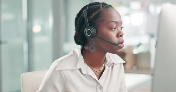 呼叫中心 压力和头痛的黑人妇女为客户服务 疼痛和疲劳 电话推销 偏头痛和销售顾问对客户感到沮丧 焦虑或厌倦 — 图库视频影像