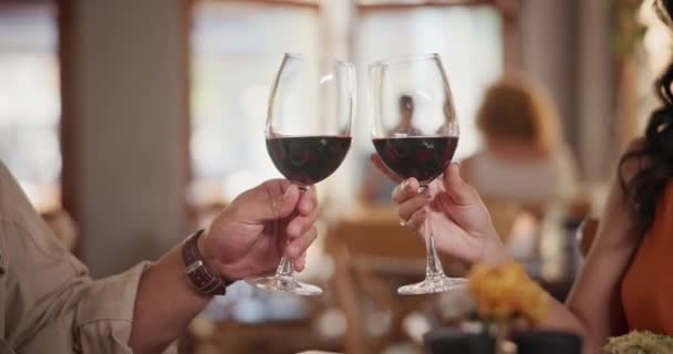 Şerefe Kadehler Restoranda Ellerinde Şarap Olan Insanlar Kutlama Yıldönümü Yemeği — Stok video