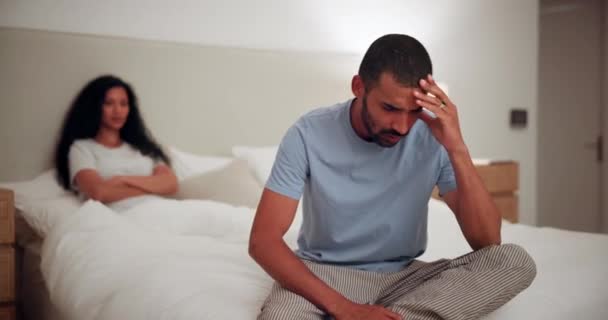 家庭でストレスを抱えるカップル 男性は うつ病について戦います 勃起不全または関係の問題からの寝室の女性とのパートナー 思考および不安 — ストック動画