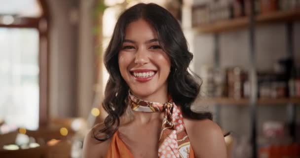Gezicht Glimlach Vrouw Het Restaurant Voor Ontspanning Bokeh Positieve Gezichtsuitdrukking — Stockvideo