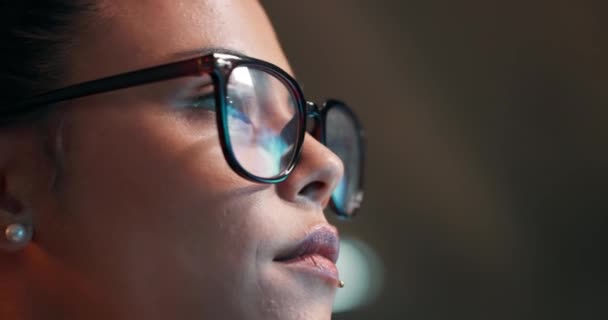Kobieta Oczy Kodowanie Okularami Programowania Badań Rozwoju Biurze Zbliżenie Lub — Wideo stockowe