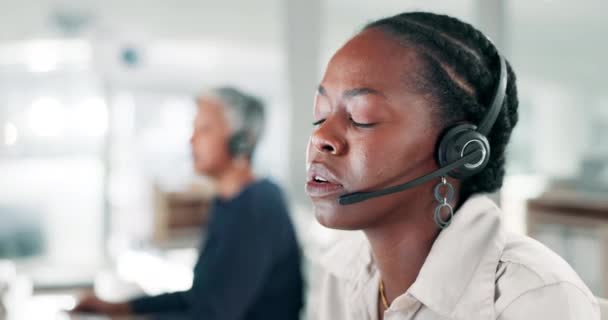 コールセンター 黒人女性は 顧客サービス 疲労にストレスを感じます テレマーケティング 片頭痛 セールスコンサルタントは または燃え尽きにイライラしました — ストック動画