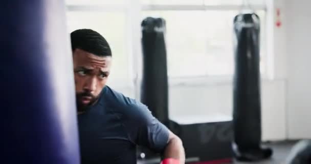 Erkekler Boks Spor Salonunda Antrenman Antrenman Dövüş Hedef Desteği Güçlü — Stok video
