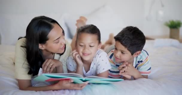 Читання Книга Мама Дітьми Спальні Вивчають Мову Історією Розвитку Вдома — стокове відео