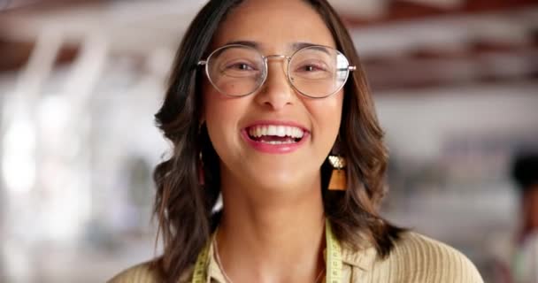 女性との笑顔 面白い ファッション そしてワークスペースで笑う または服デザイナーと幸せ ユーモア ジョーク ビジネスでメガネやテープを測定する人 起業家 — ストック動画