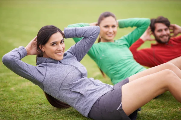 ポートレートのためのフィールド上に座って トレーニングや夏の胃のフィットネスのために幸せ オーストラリアの芝生で笑顔 コアワーク グループで健康な人々 — ストック写真