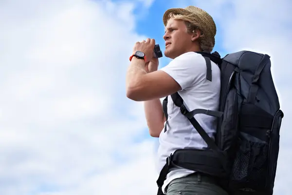 Man Tourist Binoculars Backpack Hiking Sightseeing Outdoor Travel Blue Sky — Stock Photo, Image