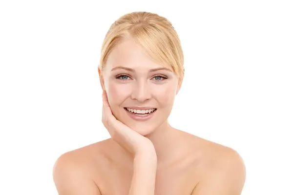 美丽和形象的女性在演播室里有着自然 健康和健康的面容 按白人背景进行面部皮肤科治疗的澳大利亚微笑 护肤和女模 — 图库照片
