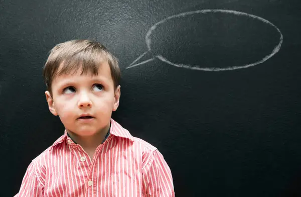 Kind Junge Und Denken Mit Sprechblase Auf Tafel Für Kreative — Stockfoto