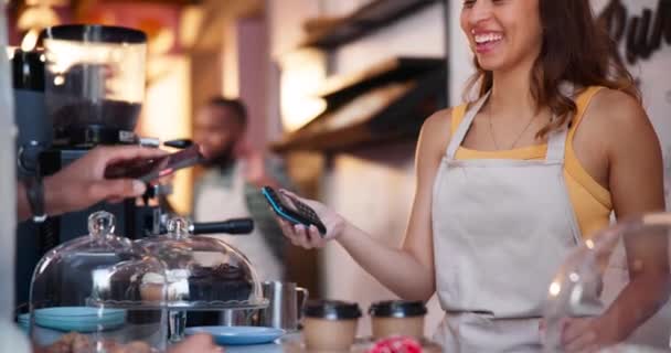 付款和在咖啡店用电话购物 用于无纸化交易 咖啡店和金融科技机器 智能手机应用和茶杯 咖啡或饮料的钱 — 图库视频影像