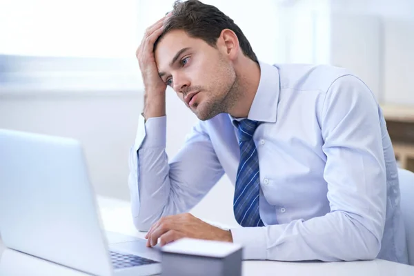 Ordenador Portátil Frustrado Hombre Negocios Con Depresión Fallar Exceso Trabajo — Foto de Stock