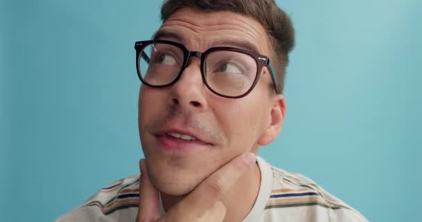 Funderar Ansikte Och Man Med Glasögon Studio För Brainstorming Problemlösning — Stockvideo