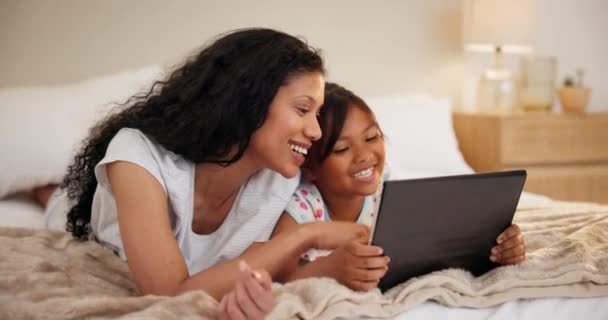 Hogar Dormitorio Madre Con Chica Tableta Mecanografía Con Una Sonrisa — Vídeos de Stock
