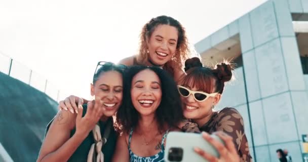 Selfie Την Ειρήνη Τους Φίλους Μόδα Στην Πόλη Για Διακοπές — Αρχείο Βίντεο