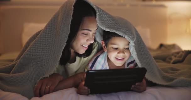 ベッドルーム 男の子と母親 タブレットまたは一緒にストーリーテリングや結合をタイプします またはテクノロジーまたは家を持つ子供 またはゲーム 毛布または笑顔で子供の発達 — ストック動画