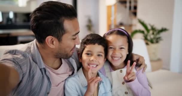 Faccia Buffa Fratelli Padre Selfie Con Bambini Salotto Casa Sui — Video Stock