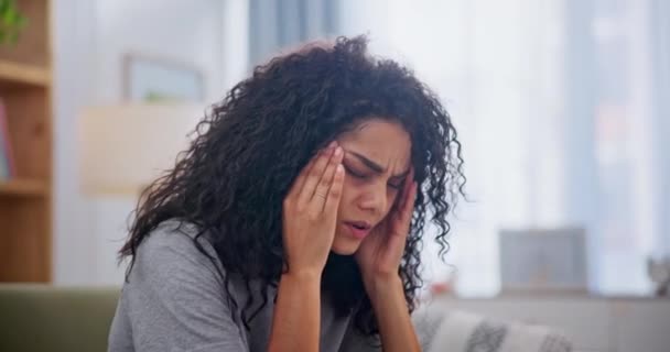 Sala Estar Sofá Mujer Con Dolor Cabeza Por Estrés Frustrado — Vídeos de Stock