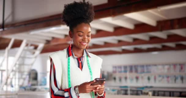 Mode Design Zwarte Vrouw Met Smartphone Typen Netwerken Voor Creatieve — Stockvideo