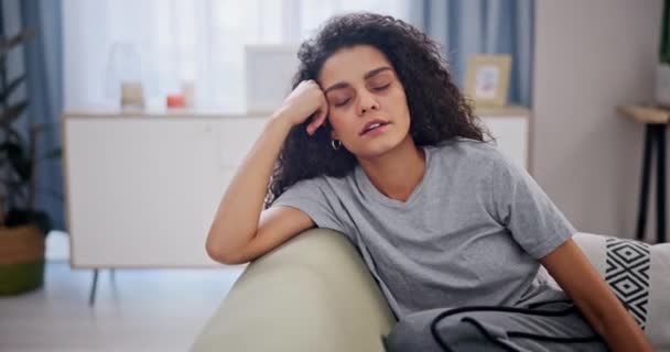 Mujer Cansada Deprimida Sofá Casa Con Esquizofrenia Salud Mental Burnout — Vídeos de Stock
