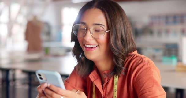Телефон Модельер Счастливая Женщина Интернете Чтение Электронной Почты Смеяться Над — стоковое видео