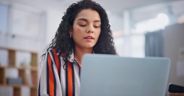 Γυναίκα Laptop Και Δακτυλογράφηση Στο Γραφείο Για Online Σύνδεση Ανεξάρτητος — Αρχείο Βίντεο