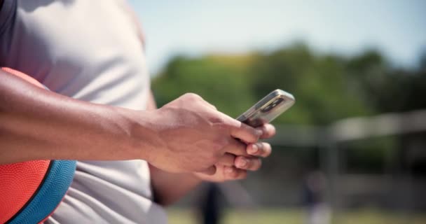 手机和篮球运动员与球在球场上 阅读和电子邮件体育训练的竞争 用于互联网上流媒体和体育视频滚动的运动员 户外运动者和智能手机 — 图库视频影像