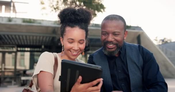 Podnikatelé High Five Tablet Městě Pro Line Úspěch Sociální Média — Stock video