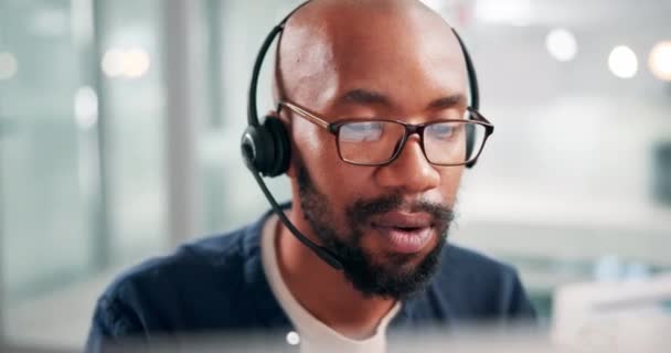 Çağrı Merkezi Tele Pazarlama Siyahi Adamla Müşteri Hizmetleri Yerinde Iletişim — Stok video