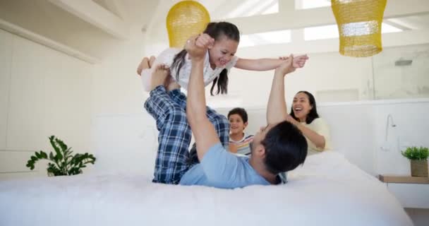 家族は飛行機のゲームのためにベッドで 家で安全のために興奮し 手を握ります リフトと笑顔 愛と遊び心のある朝のホームベッドルーム — ストック動画
