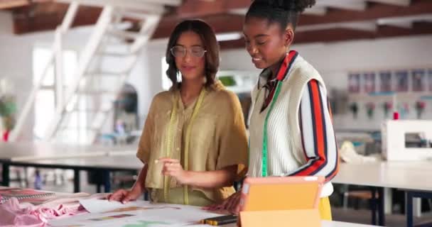 Moda Tasarımcılık Atölyede Tekstil Seçimi Hakkında Fikir Üretmek Işlemek Konuşmak — Stok video