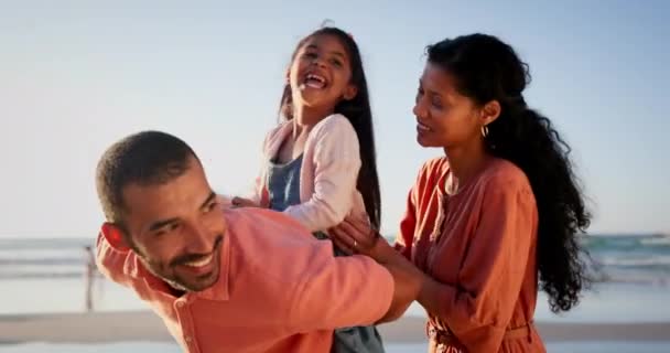 Keluarga Orang Tua Dan Anak Anak Pantai Dengan Permainan Kuda — Stok Video