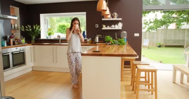 Teléfono Celular Café Mujer Cocina Casa Para Red Rutina Mañana — Vídeo de stock
